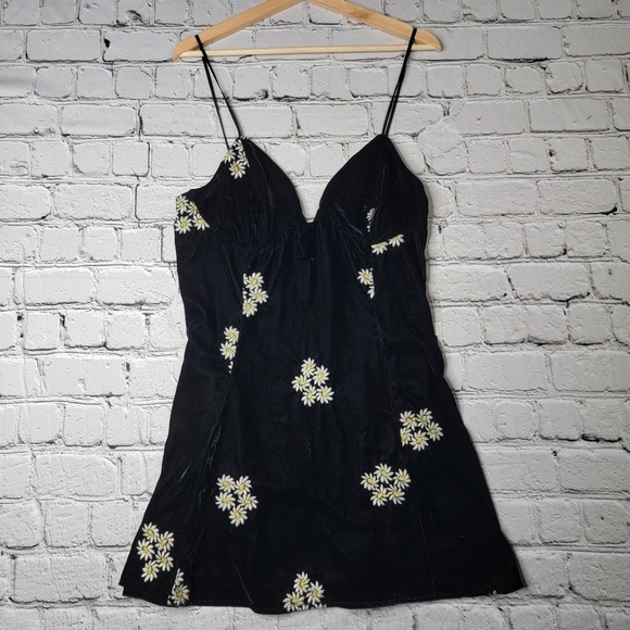 Urban Outfitters Black Crushed Velvet Daisy Floral Stitch Embroidered Mini Dress - Picture 1 of 11